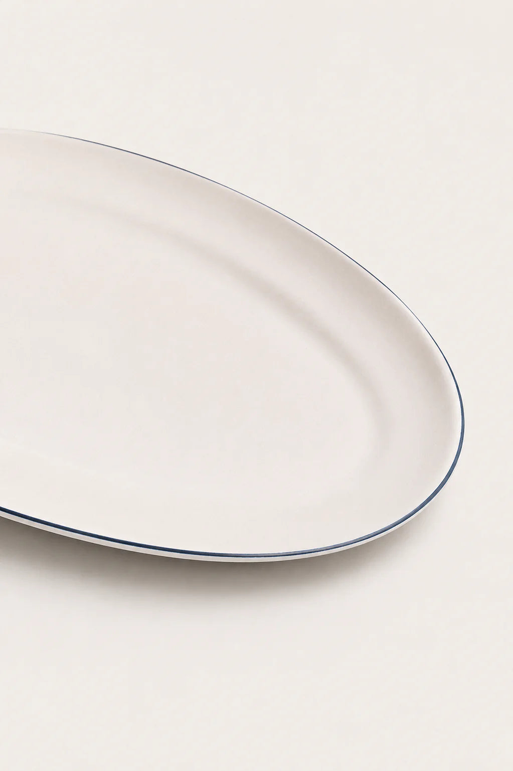 Il Buco Vita Bevagna Shallow Oval Serving Platter with Black Rim