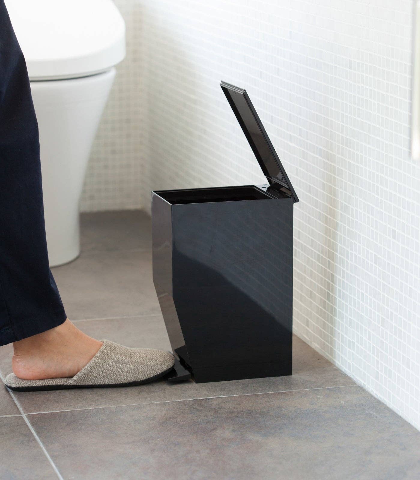 Tower Step Trash Can: Black